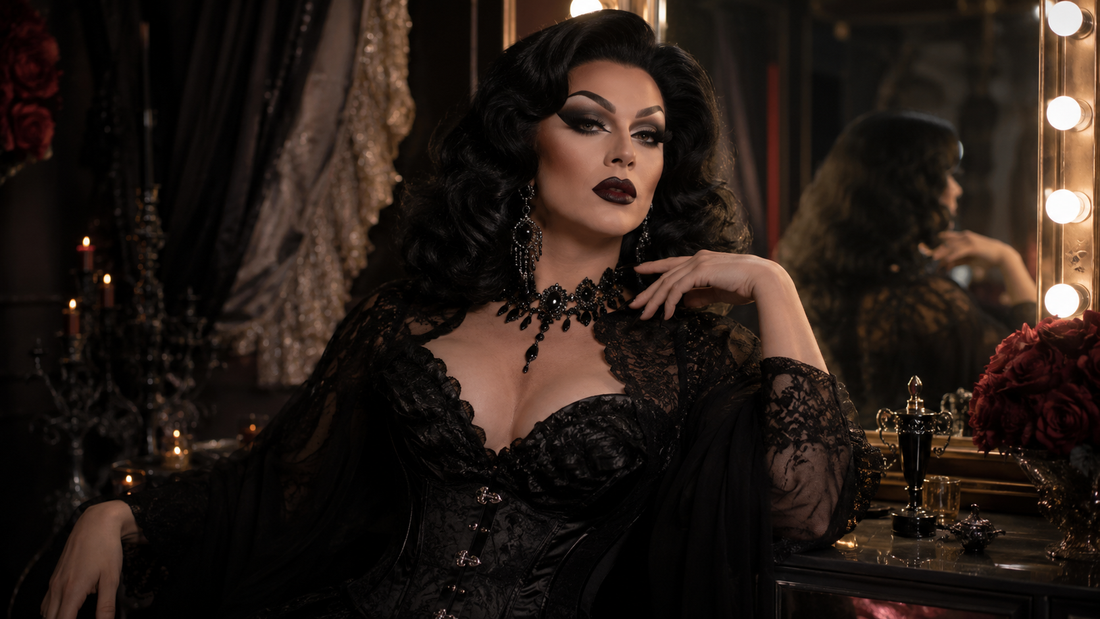 Drag Queen im Dark-Glam-Look mit dramatischem Make-up, voluminöser Perücke, schwarzem glitzerndem Outfit und auffälligem Schmuck im Backstage-Licht.