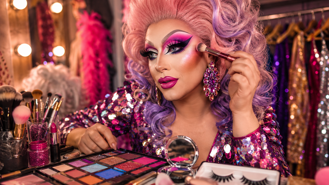 Drag Queen Make-up für Anfänger mit Pinseln, farbigen Paletten, künstlichen Wimpern und Glamour-Accessoires in einer kreativen Vorbereitungsszene.