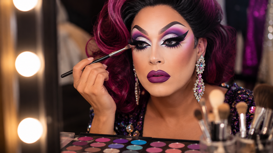 Drag Queen mit dramatischem Augen-Make-up, künstlichen Wimpern, schimmerndem Lidschatten und glamourösem Bühnenlook.
