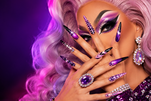 Drag Queen mit glamourösem Make-up und langen künstlichen Nägeln in einer beleuchteten Backstage-Garderobe